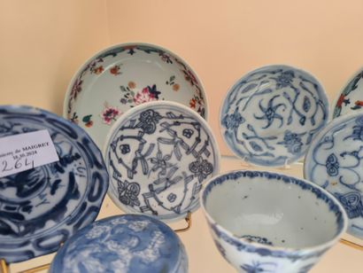 Lot de porcelaine, flacons, coupelles, tabatières,...