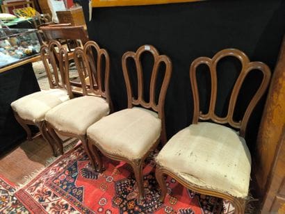 Suite de sept chaises, le dossier ajouré...