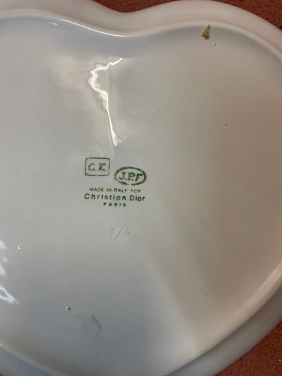 Paire de tasses et leur sous tasse en porcelaine...