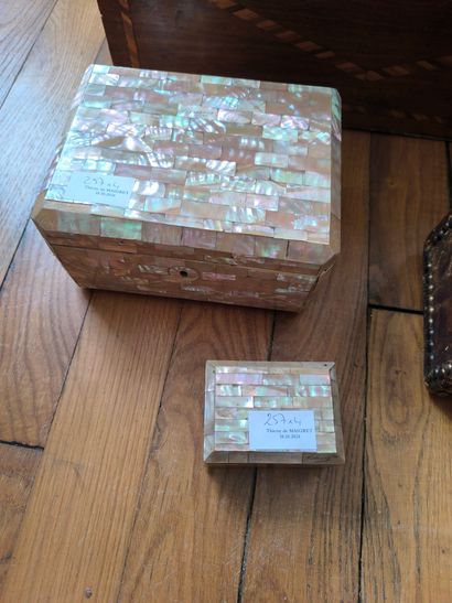 Coffret marqueté. On y joint deux petits...
