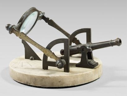 Canon de midi en bronze sur socle en marbre...