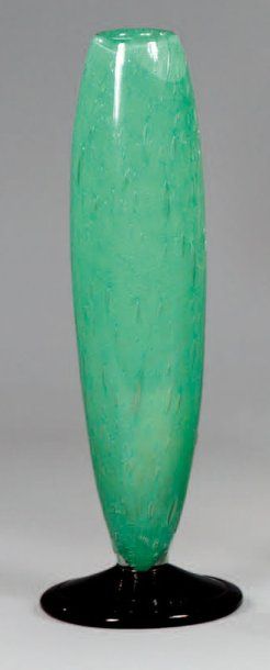 SCHNEIDER
Vase ovoïde sur piédouche. Epreuve...
