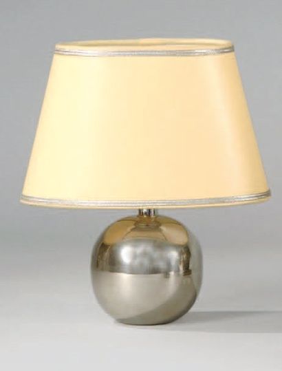 P.L
Petite lampe de chevet à fût sphérique...