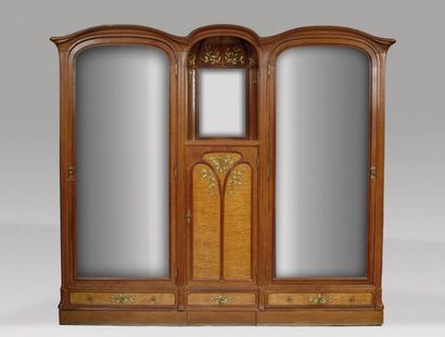 TRAVAIL FRANÇAIS 1900
Importante armoire...