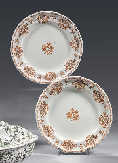 MOUSTIERS
Two earthenware plates with contoured...