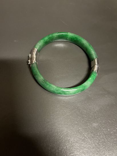 CHINA - 20th century
Green jadeite two-section...