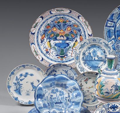 DELFT
Four earthenware plates and one platter...