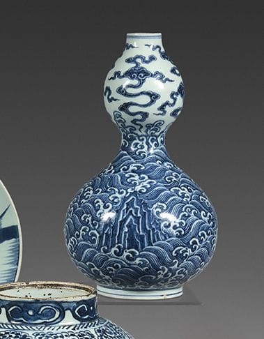 CHINA
Porcelain double-gourd vase decorated...