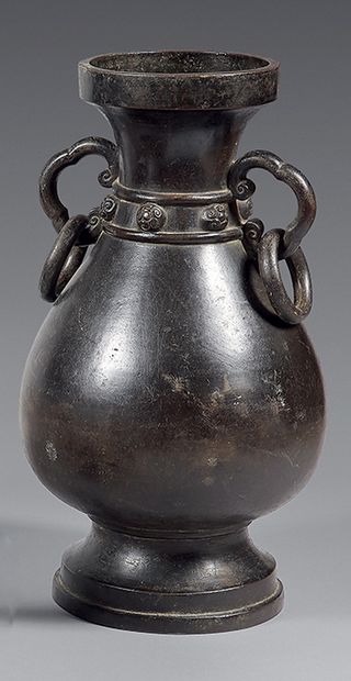 CHINA - 19th century
Low-body vase in brown...