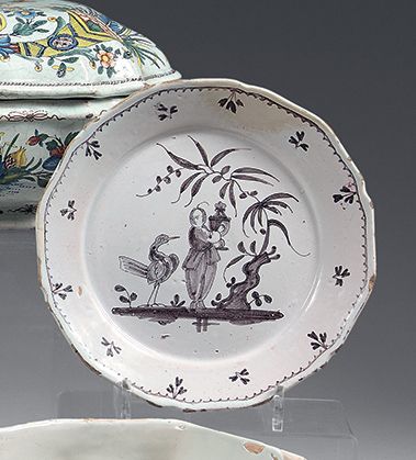 DELFT
Circular earthenware dish decorated...