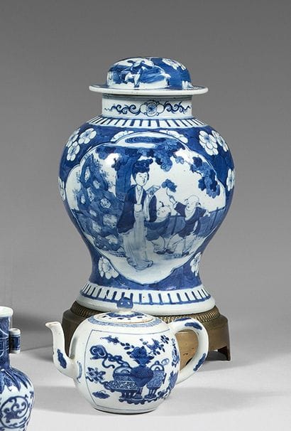 CHINA
Covered baluster-shaped vase decorated...