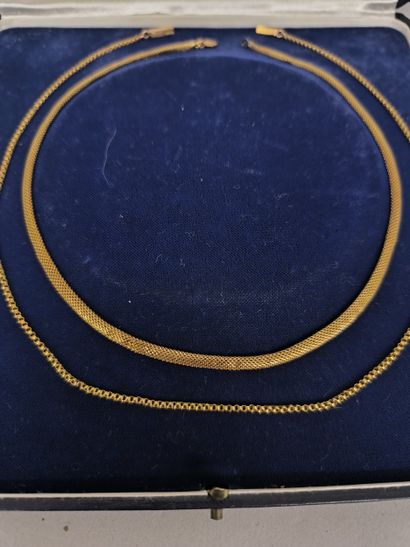 Two chains in gold 750°/°°, one a hollow...