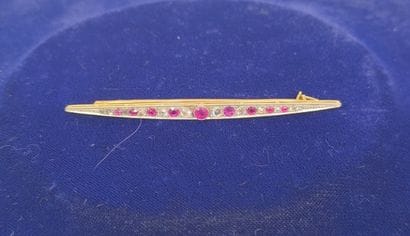 Barrette brooch in 750°/°° gold, line of...