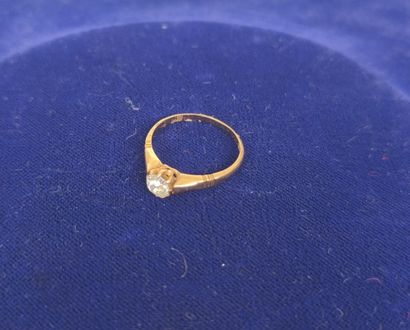Gold ring 750°/°° centered with a solitaire...