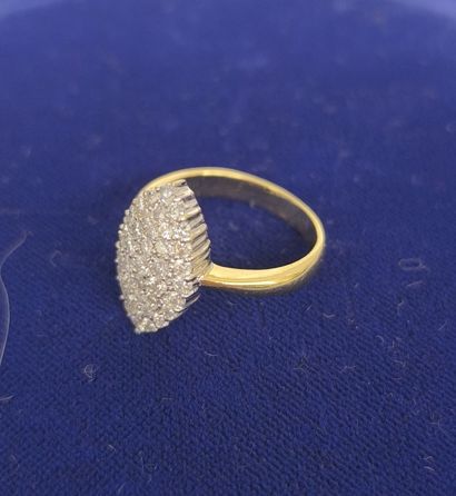 Oval ring in 750°/°° gold, diamond-paved....