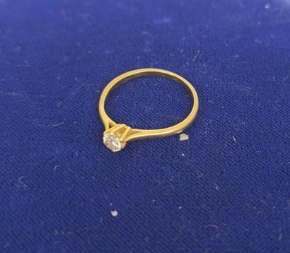 Ring in 750°/°° gold set with a small brilliant...