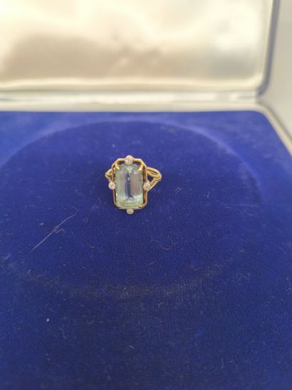 Ring in 750°/°° gold set with an aquamarine...