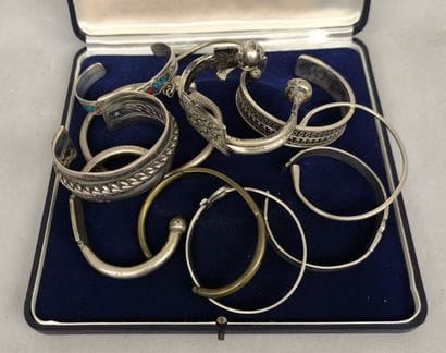 Set of 11 ethnic-style bracelets in metal...
