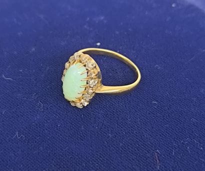 Gold ring 750°/°° centered with an opal in...
