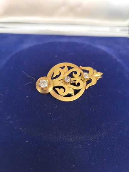Brooch in 750°/°° gold, openwork design with...