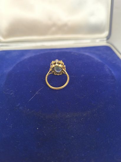 Ring in 750°/°° gold set with an aquamarine...