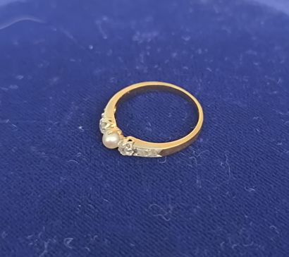 Ring in 750°/°° gold, centered on a pearl...