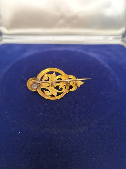 Brooch in 750°/°° gold, openwork design with...