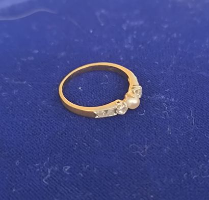 Ring in 750°/°° gold, centered on a pearl...