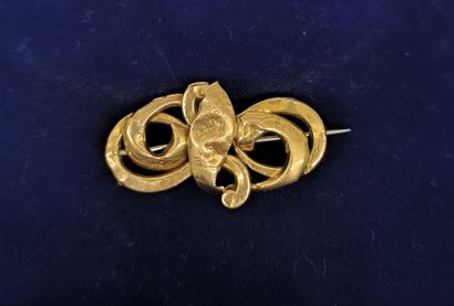 750°/°° gold scroll brooch, formerly engraved....