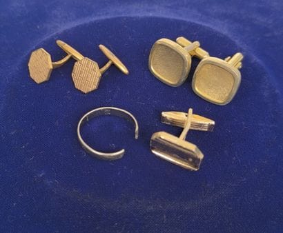 Scrap wedding band in 750°/°° gold. 
Weight:...