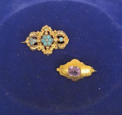 Two brooches in 750°/°° gold comprising :...