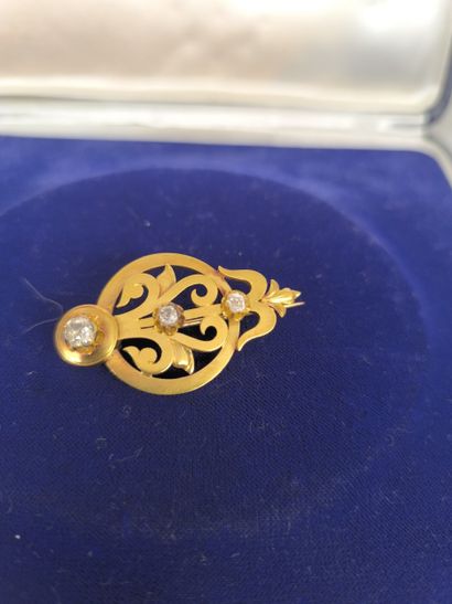 Brooch in 750°/°° gold, openwork design with...