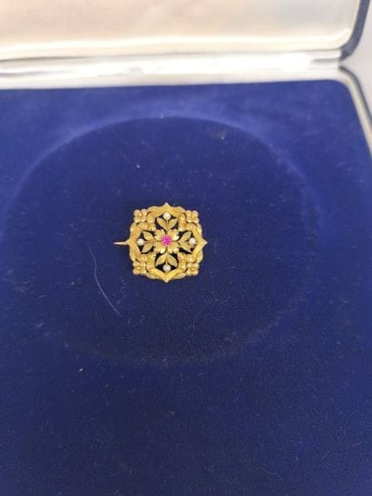 Brooch in 750°/°° gold with foliate motif,...