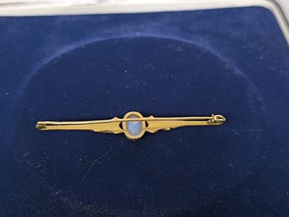 Barrette brooch in 750°/°° gold, centered...