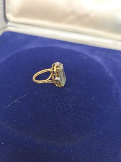 Ring in 750°/°° gold set with an aquamarine...