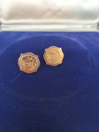Pair of cufflinks in 750°/°° hollow gold....