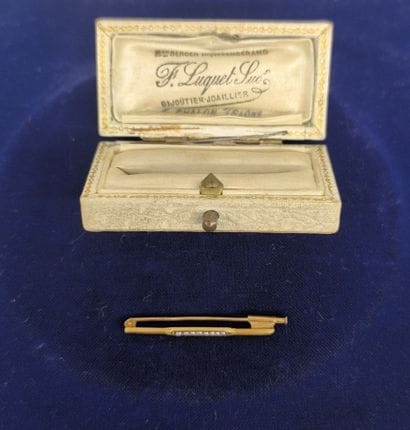 Small tie pin in gold 750°/°° centered with...