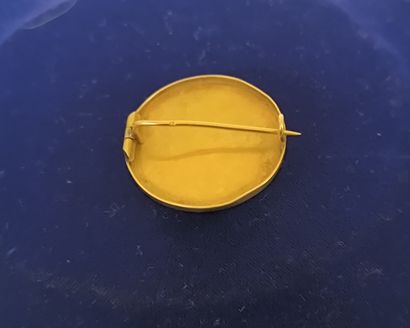 Brooch in 750°/°° gold with engraved palmettes,...