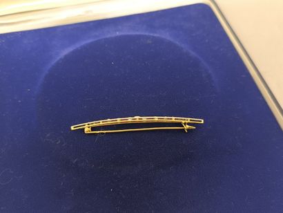 Barrette brooch in 750°/°° gold, line of...