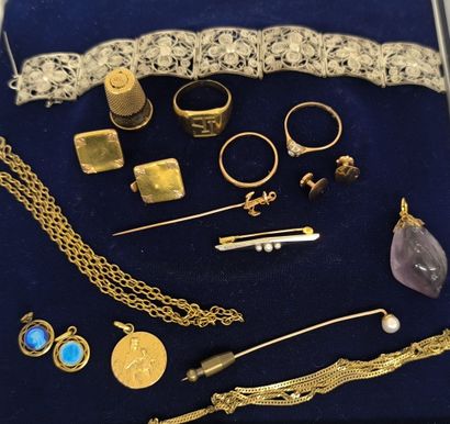 Lot in gold 750°/°° including: 
thimble,...