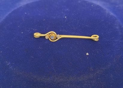 750°/°° gold pin with a cabochon of sapphire...