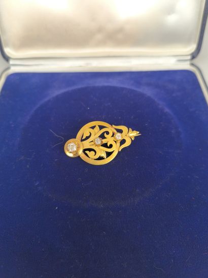 Brooch in 750°/°° gold, openwork design with...