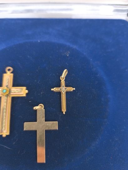 Two crosses in 750°/°° gold mounted as pendants....