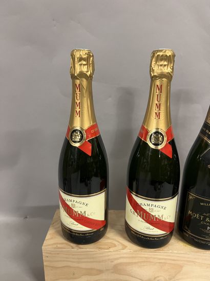 3 bottles CHAMPAGNE DIVERS
(1 Moet & Chandon,...