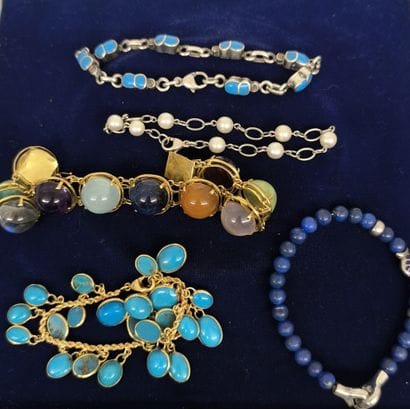 Two bracelets in 750°/°° gold, one with turquoise...