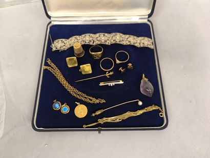 Lot in gold 750°/°° including: 
thimble,...