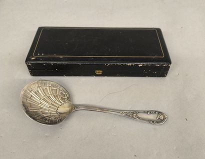 Serving spoon in 925°/°° silver forming a...