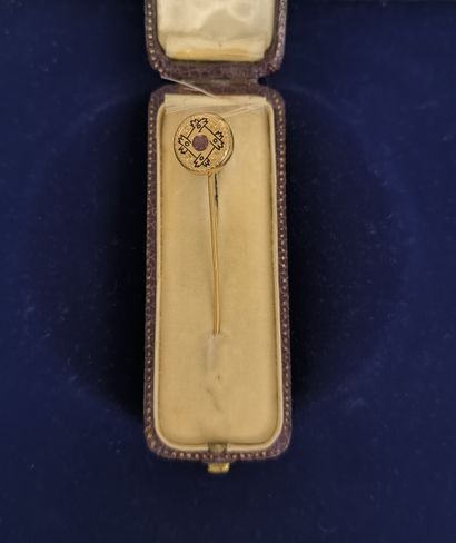 Tie pin in 750°/°° gold, centered with a...