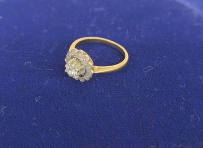 Ring in 750°/°° gold, central brilliant in...