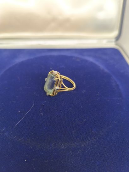 Ring in 750°/°° gold set with an aquamarine...